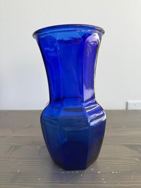 Vintage  Indiana Glass Company cobalt blue glass vase